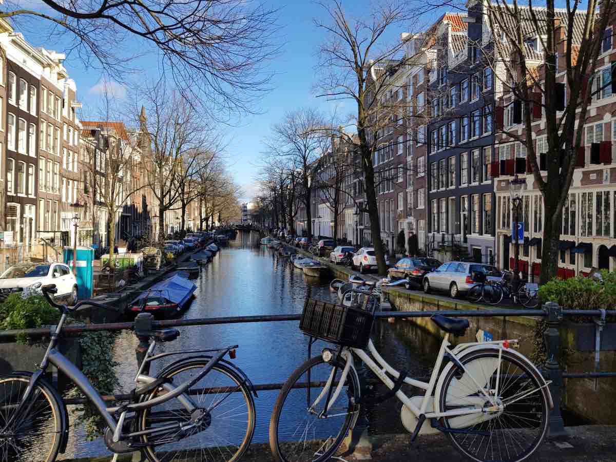 Wie aus dem Bilderbuch: das Amsterdamer Stadtviertel Jordaan – Foto: Lena Ziehres