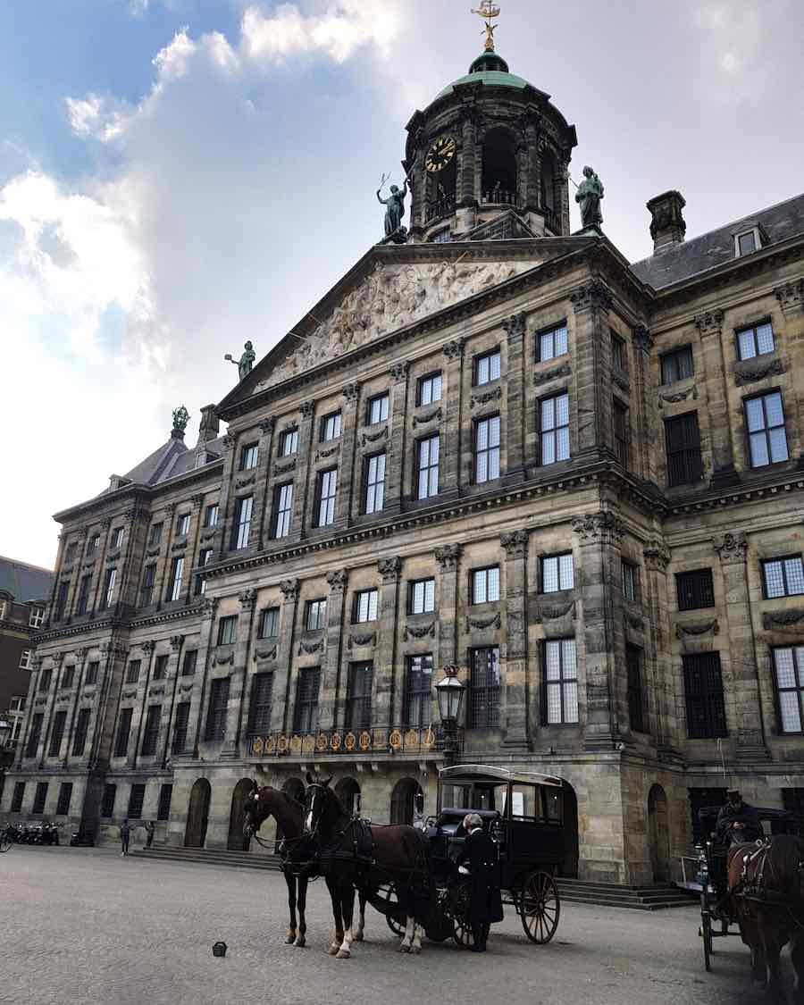 Kutschen vor dem königlichen Palast in Amsterdam – Foto: Lena Ziehres