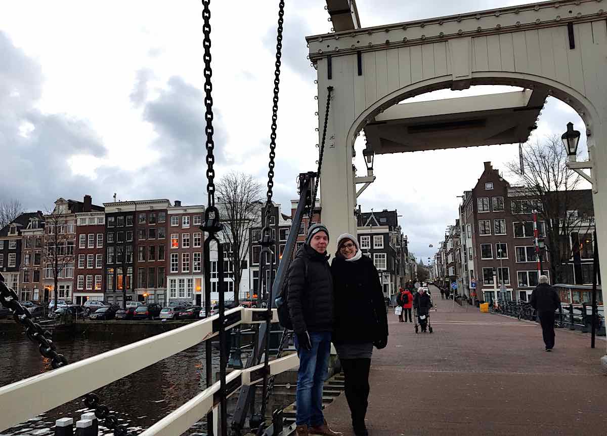 Bloggerin Lena und ihr Freund Sebastian auf der Mageren Brug in Amsterdam