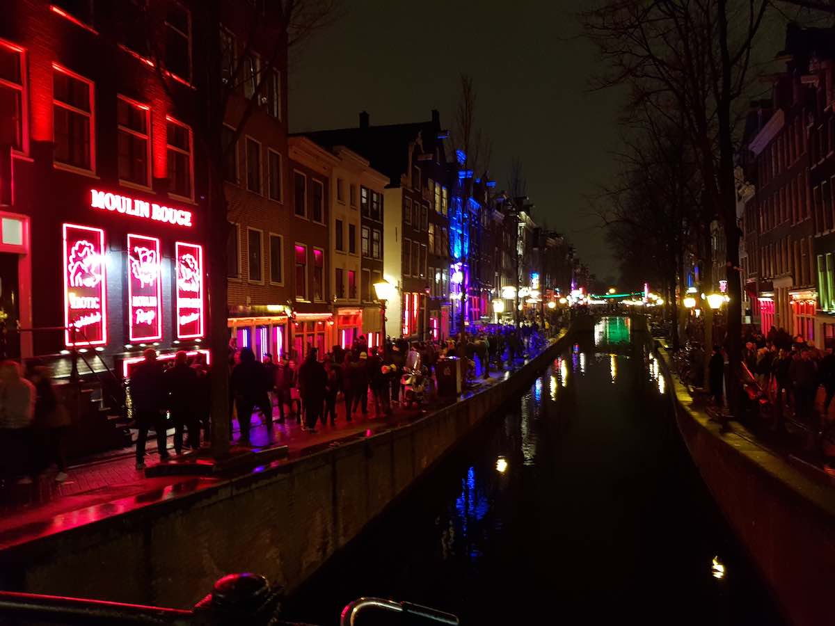 Das Amsterdamer Rotlichtviertel bei Nacht – Foto: Lena Ziehres