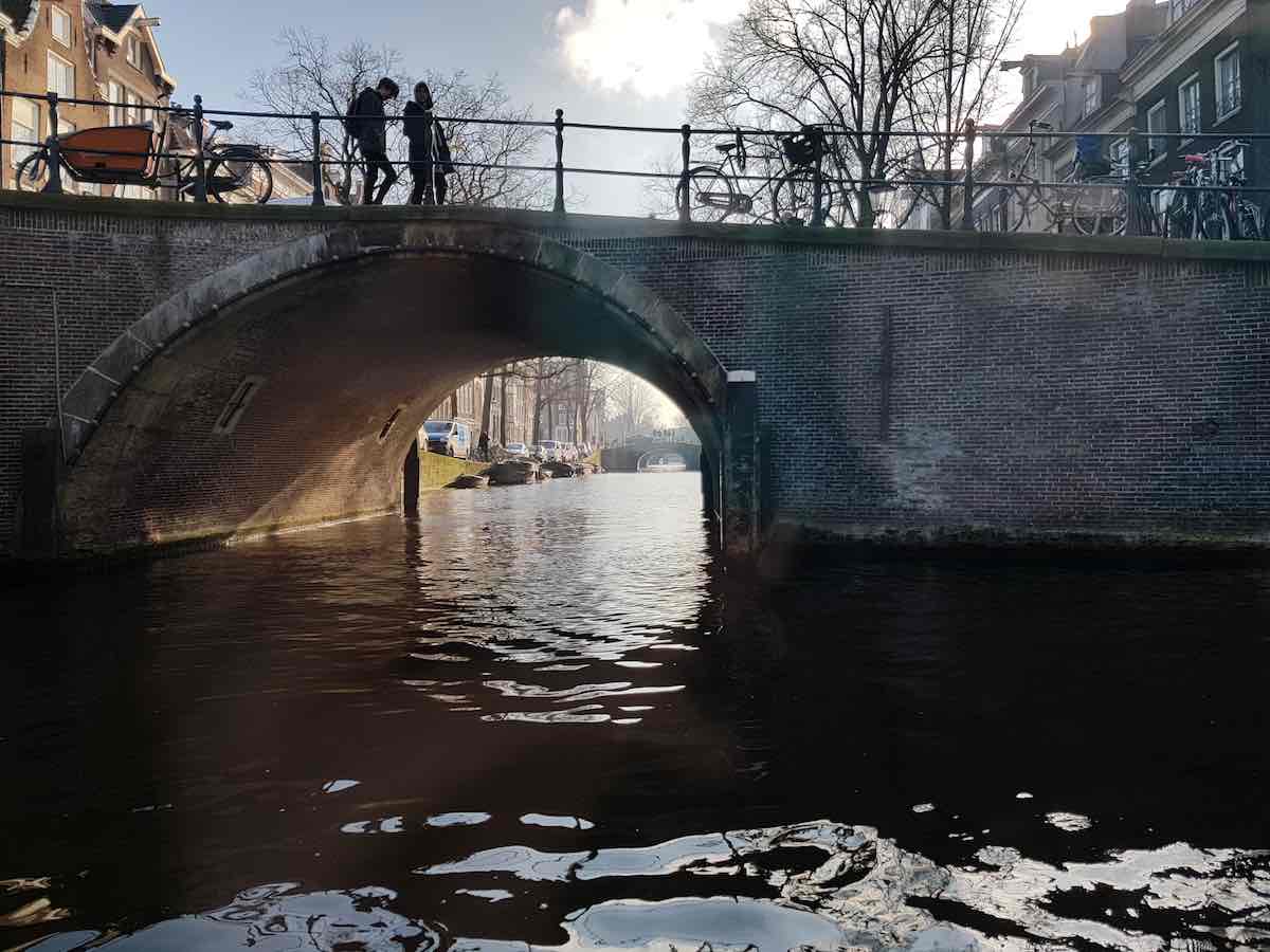 Blick unter die erste von sieben Brücken über die Reguliersgracht – Foto: Lena Ziehres