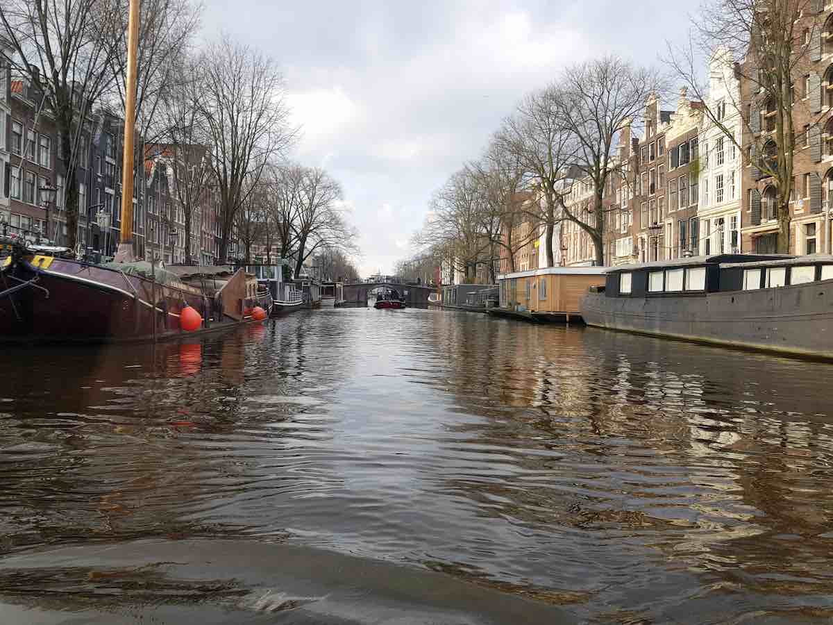 Amsterdam vom Wasser aus betrachtet – Foto: Lena Ziehres