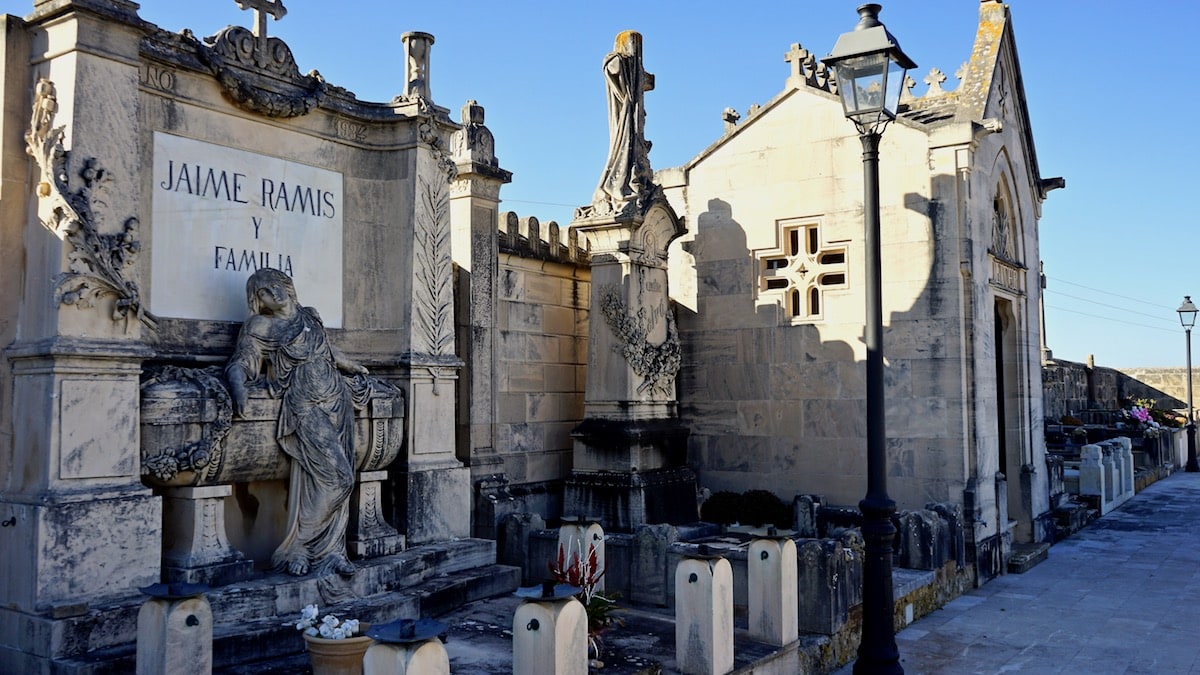 Alcúdia,Mallorca: Impression vom Friedhof – Beate Ziehres