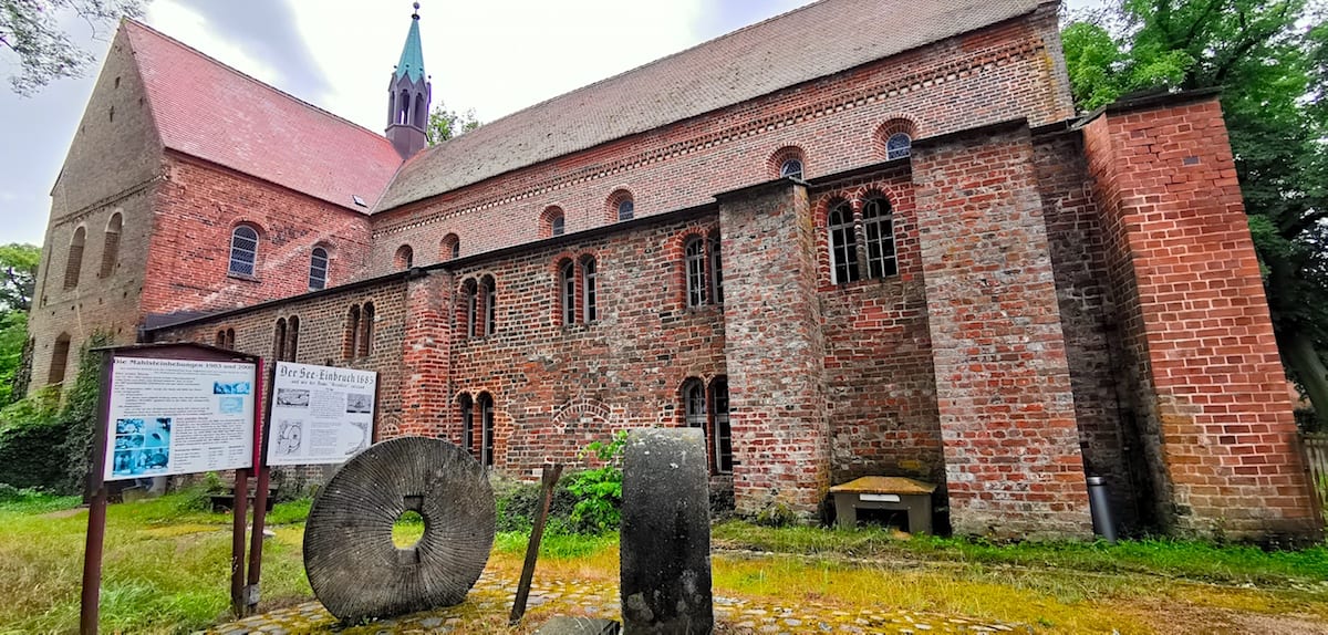 Mühlensteine und Klosterkirche Arendsee. Foto: Beate Ziehres, Reiselust-Mag