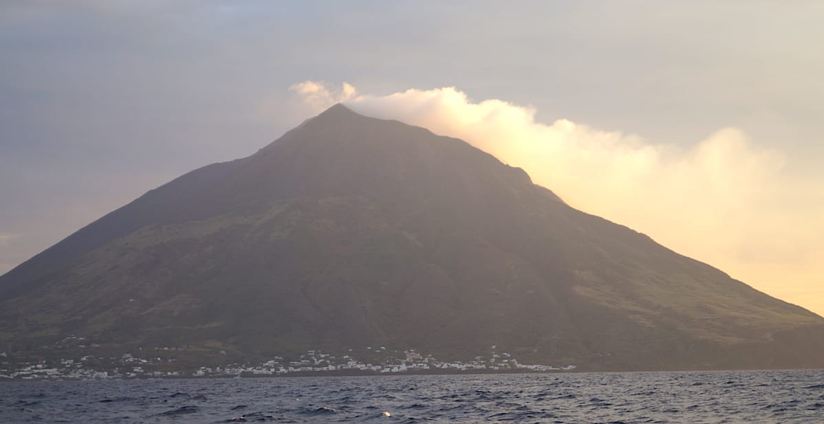 Ein Vulkan wie aus dem Bilderbuch: der Stromboli – Foto: Beate Ziehres