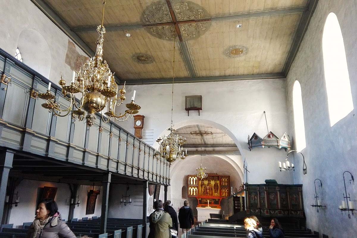 Tagesausflug Sylt: Innenraum der Kirche St. Severin mit der Nordempore – Foto: Beate Ziehres