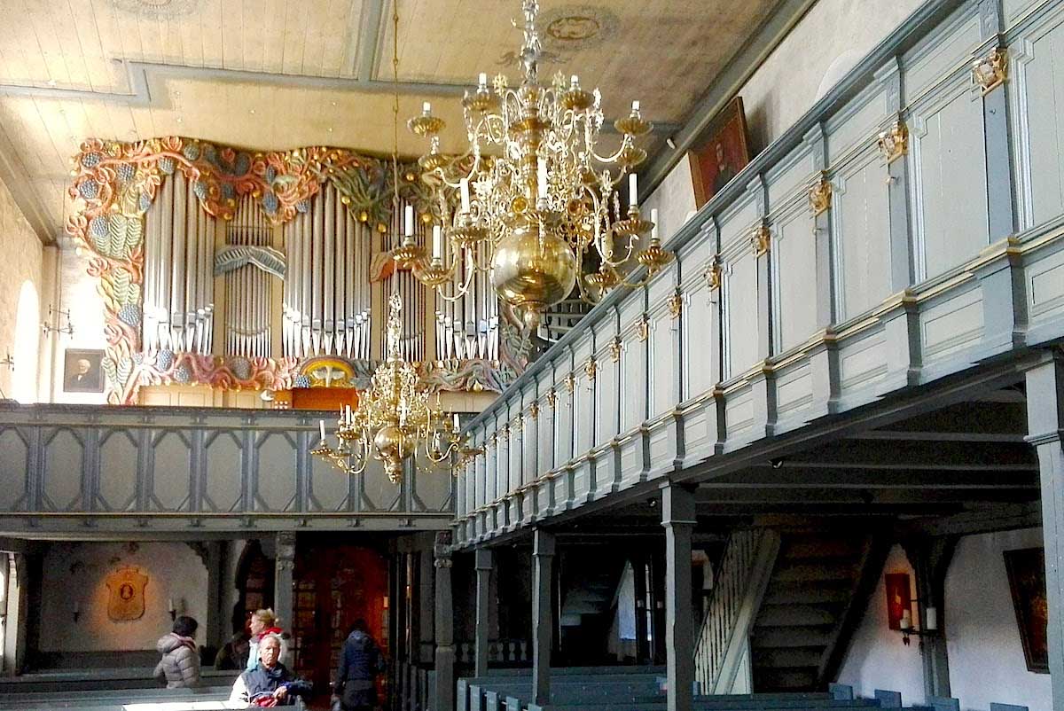 Tagesausflug Sylt: Blick nach hinten zur Westempore mit der Orgel – Foto: Beate Ziehres
