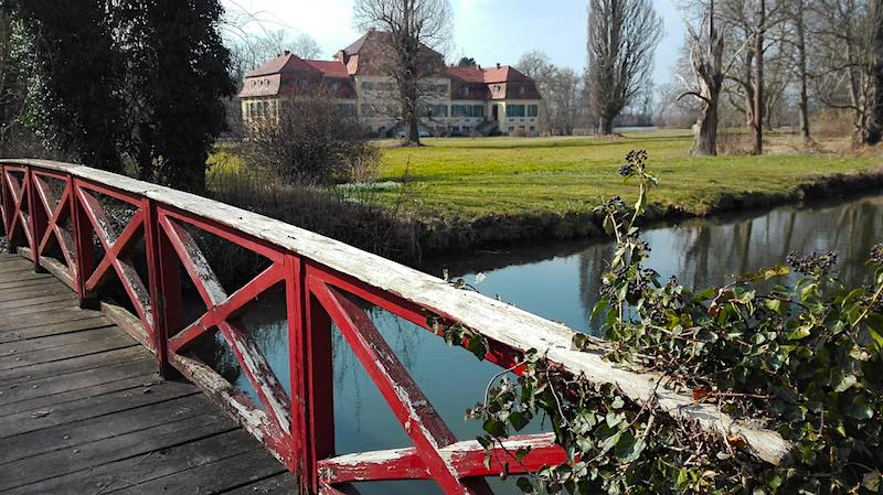 Farbtupfer: Brücke im Park von Schloss Seggerde in Sachsen-Anhalt – Foto: Beate Ziehres