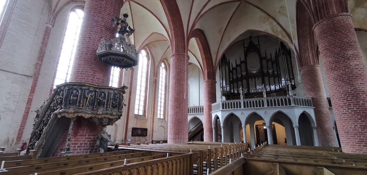 St.-Petri-Kirche Seehausen, barocke Kanzel und Orgel. Foto: Beate Ziehres, Reiselust-Mag