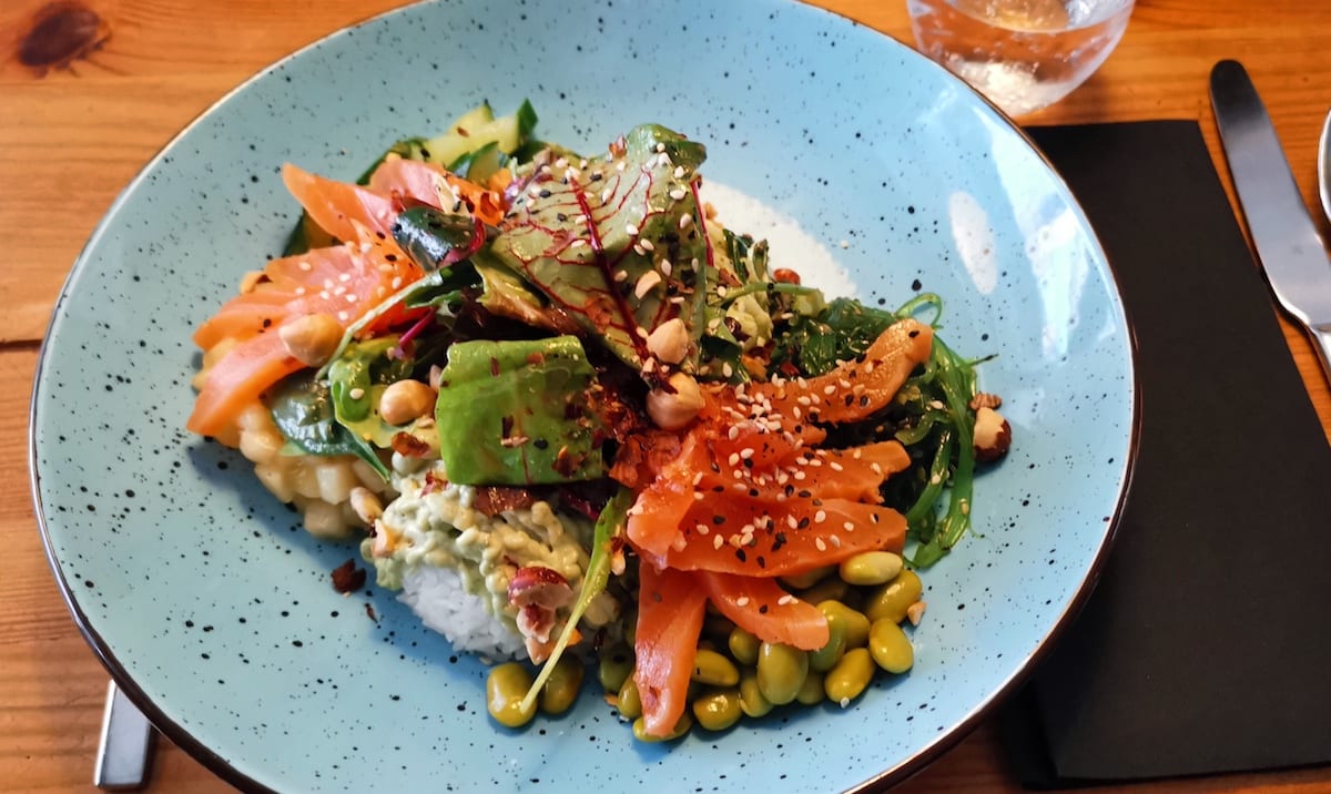 "Mainly Stendal": Lachs Wakame Bowl. Foto: Beate Ziehres, Reiselust-Mag