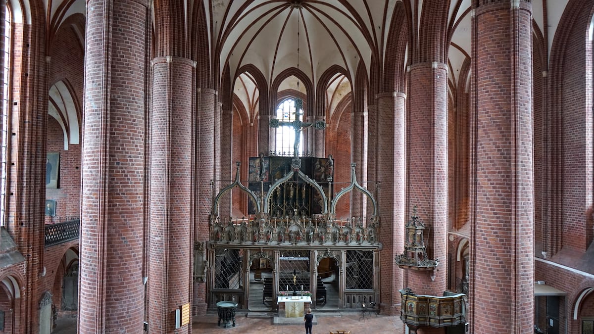 Stendal, Blick zu Chorschranke und Altar der Marienkirche. Foto: Beate Ziehres, Reiselust-Mag