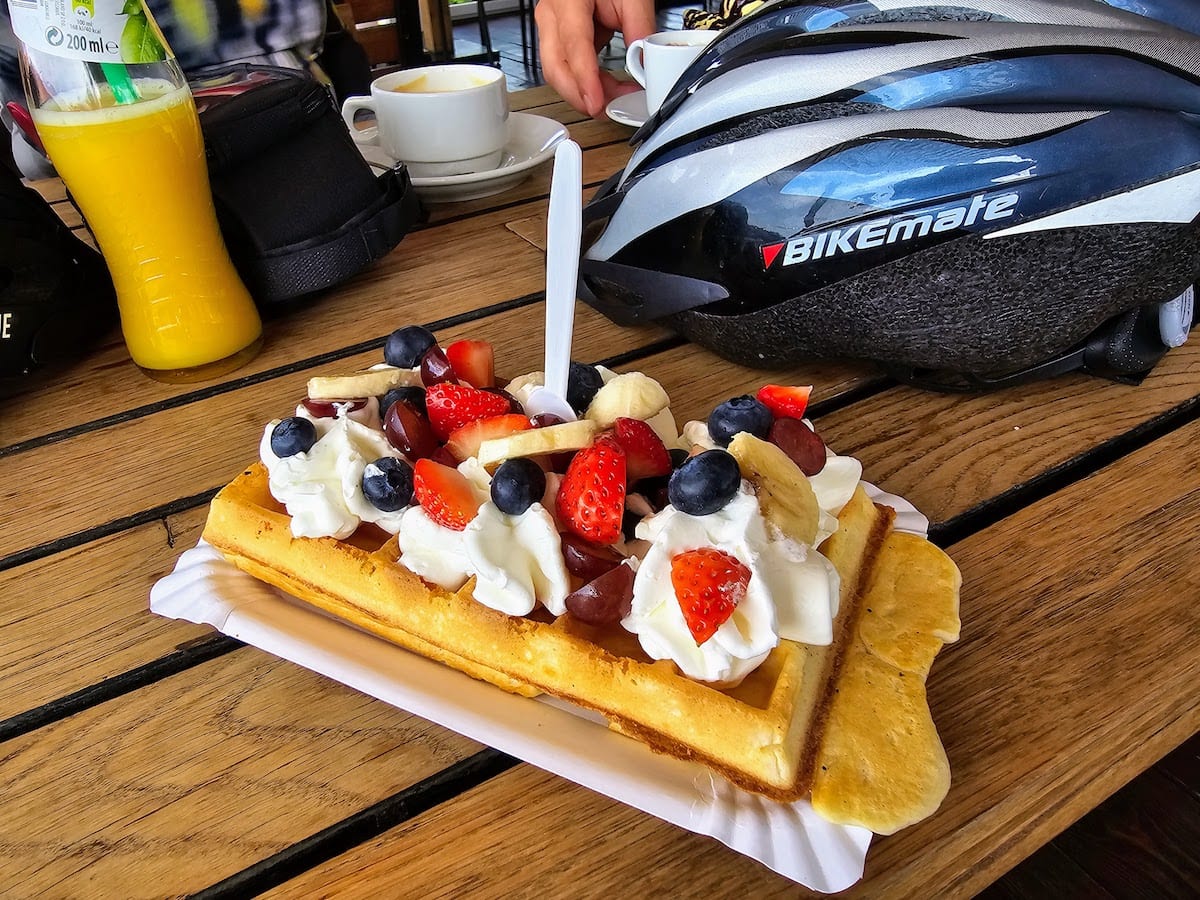 Waffel mit Beeren und Banane. Foto: Beate Ziehres, Reiselust-Mag