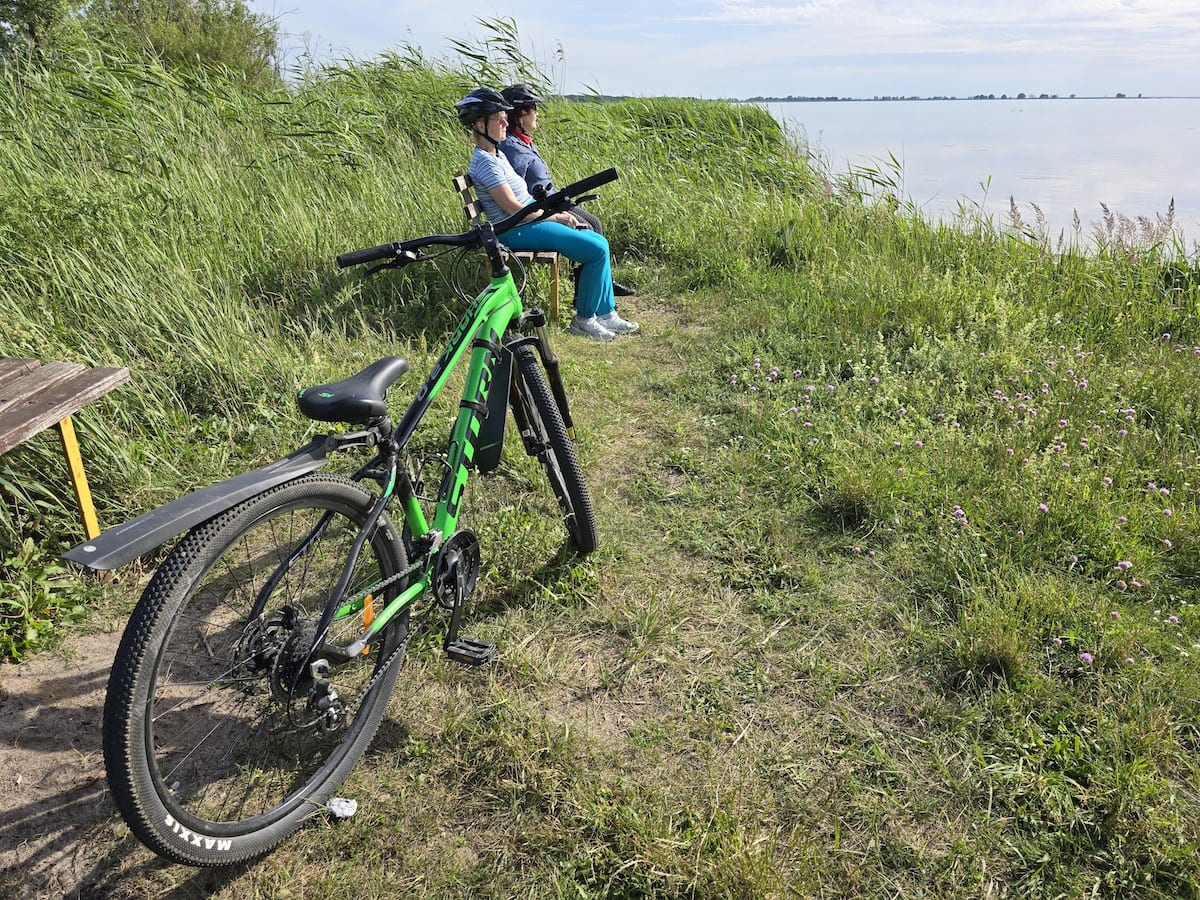 2 Frauen blicken aufs Stettiner Haff. Foto: Beate Ziehres, Reiselust-Mag