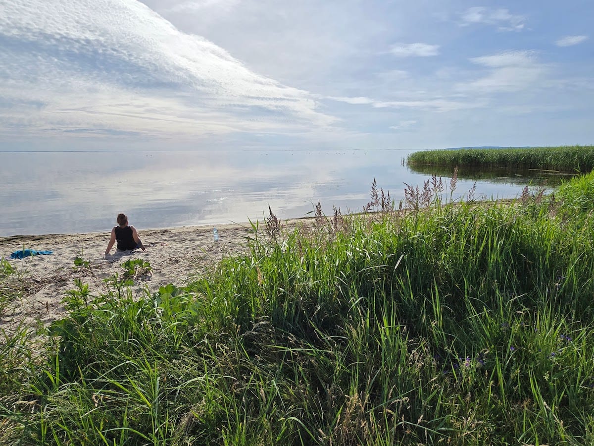 Stettiner Haff Rundweg. Frau am Strand. Foto: Beate Ziehres, Reiselust-Mag