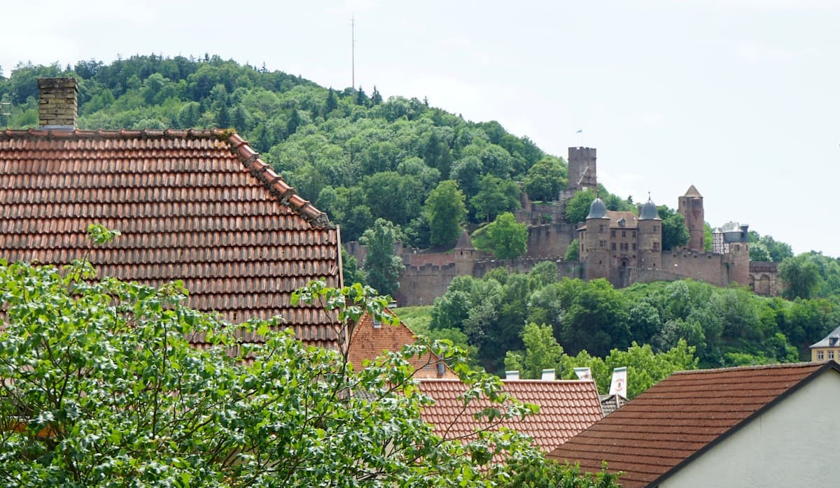 Taubertal, Kreuzwertheim: Blick vom Weingut Alte Grafschaft zur Burg Wertheim – Beate Ziehres