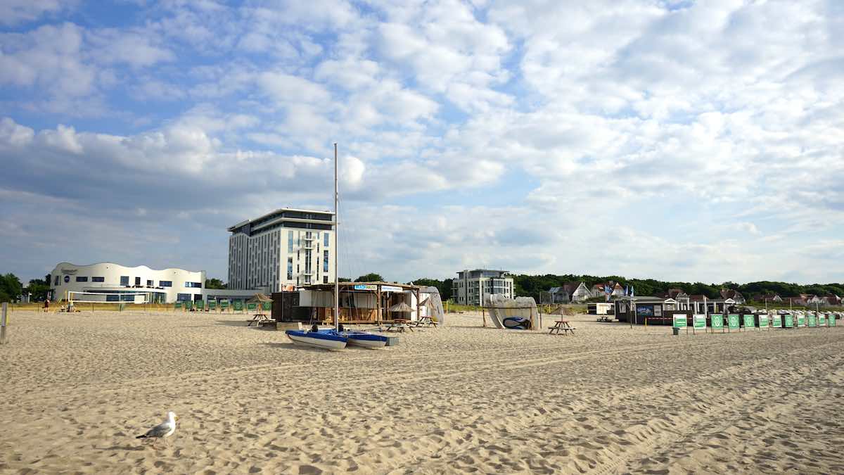 Alles möglich am Strand von Warnemünde: Boardverleih vor dem a-ja Hotel – Foto: Beate Ziehres